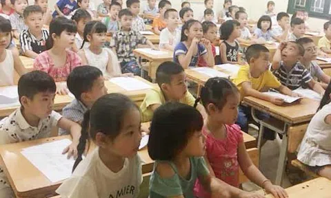 Phụ huynh `choáng` vì 69 học sinh bị dồn vào 1 lớp